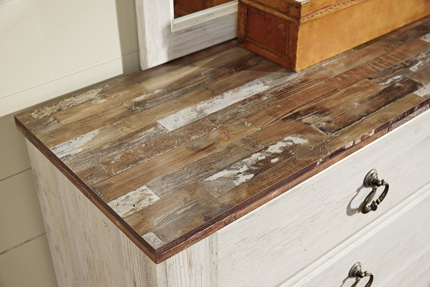 Willowton Sleigh Bed With Mirrored Dresser